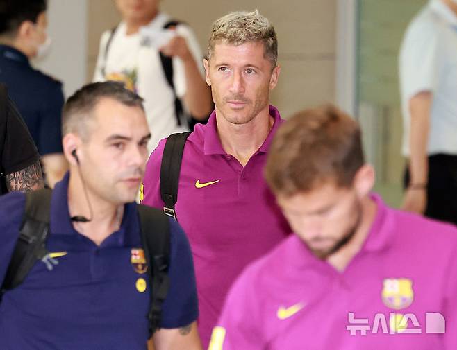 [인천공항=뉴시스] 이영환 기자 =  FC 바르셀로나 로베르트 레반도프스키가 29일 오후 인천국제공항 제2여객터미널을 통해 입국하고 있다.FC 바르셀로나는 31일 FC 서울, 다음달 4일 대구FC와 경기를 치른다. 2025.07.29. 20hwan@newsis.com