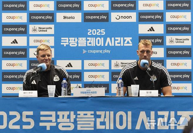 [서울=뉴시스] 김근수 기자 = 영국 프리미어리그 뉴캐슬 유나이티드 댄번(오른쪽)이 29일 서울 여의도 IFC몰에서 열린 쿠팡시리즈 1차전 대비 프리 기자회견에서 취재진 질문에 답하고 있다.영국 프리미어리그 뉴캐슬 유나이티드는 30일 팀 K리그 올스타와 1차전 경기를 가지며 내달 3일 서울월드컵경기장에서 토트넘홋스퍼와 2차전 경기를 치른다. 2025.07.29. ks@newsis.com