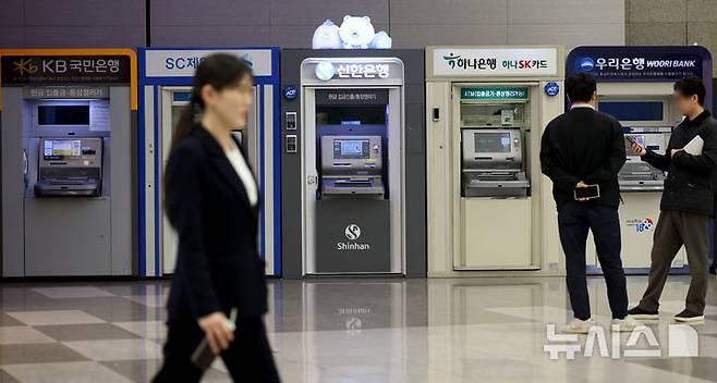 [서울=뉴시스] 김진아 기자 = 지난달 5대 시중은행의 가계대출이 1조8000억원 가량 증가한 것으로 나타났다. 가계대출 폭증세는 한풀 꺾였지만, 토지거래허가구역(토허제) 해제 기간 동안 주택 거래가 급증한 만큼 4월 가계대출이 다시 고개들 것이라는 우려가 나오고 있다. 2일 KB국민, 신한, 하나, 우리, NH농협은행 등 5대 시중은행의 가계대출 잔액은 지난달 말 기준 738조5511억원으로 전월 대비 1조7992억원 늘어났다. 사진은 2일 시중은행 ATM기. 2025.04.02. bluesoda@newsis.com
