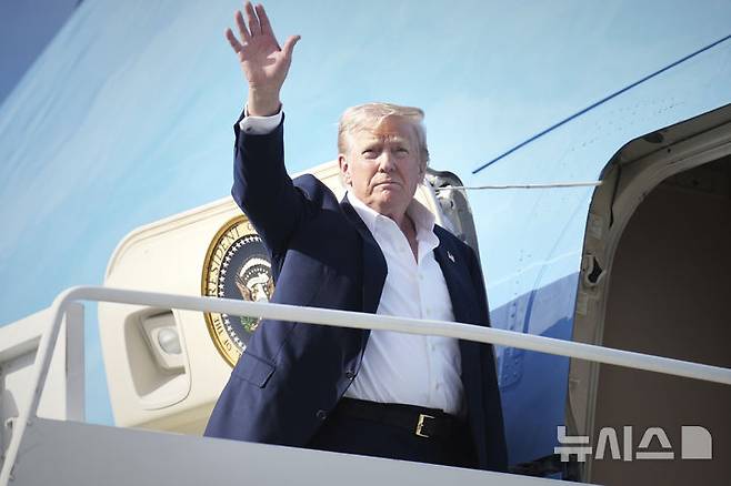[모레이=AP/뉴시스] 뉴욕타임스, NBC뉴스에 따르면 트럼프 대통령은 29일(현지 시간) 스코틀랜드에서 나흘간 일정을 마치고 귀국하는 에어포스원 기내에서 기자들과 만나 "가자지구에 추가 식량 배분 센터가 '매우 곧, 아주 곧' 설치될 것"이라면서도 미국의 구체적 역할에 대해선 불확실하다고 밝혔다. 사진은 도널드 트럼프 미국 대통령. 2025.07.30.