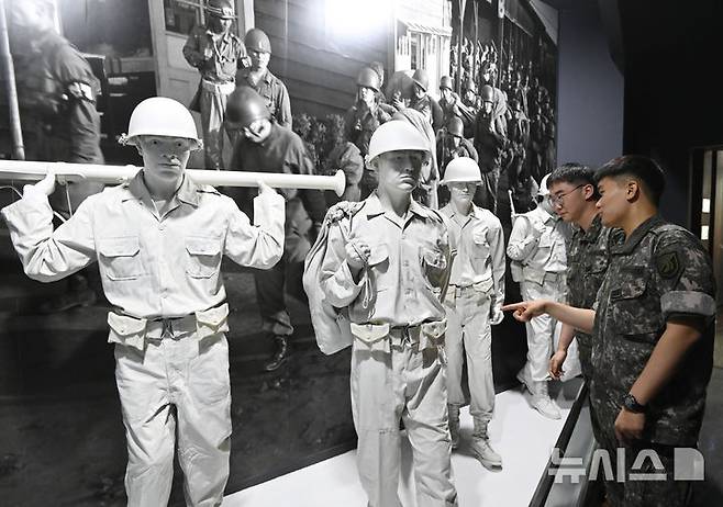 [오산=뉴시스] 김종택 기자 = 6·25 전쟁 75주년을 하루 앞둔 24일 경기 오산시 죽미령 평화공원내 유엔초전기념관을 찾은 육군제 51사단 장병들이 전시물을 살펴보고 있다. 2025.06.24. jtk@newsis.com