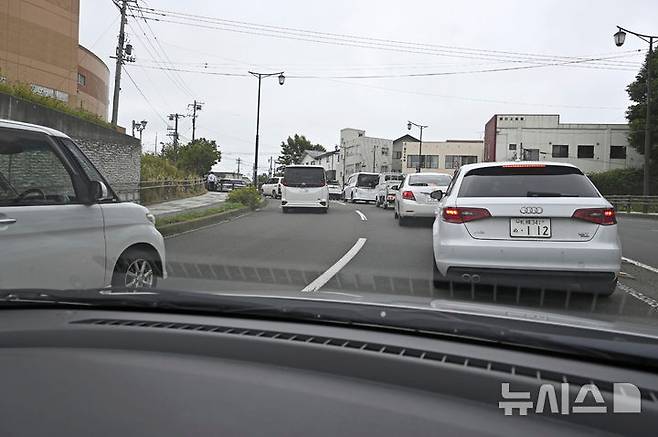 [홋카이도=AP/뉴시스]30일 오전 러시아 극동 캄차카 반도 인근 해역에서 8.7 강진이 발생해 일본 일부 지역에 지진해일(쓰나미) 경보가 발령됐다. 경보 발령 지역인 홋카이도 구시로에서 주민들이 차량에 탑승해 높은 곳으로 대피하고 있다. 2025.07.30.
