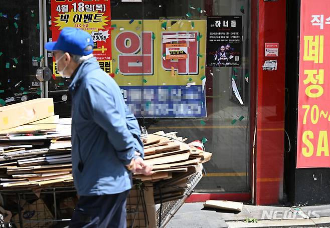 [광주=뉴시스] 2024년 4월13일 오후 광주 동구 충장로 한 상가에 임대 현수막이 붙어 있다. '호남 최대 상권'이었던 충장로 상권은 중대형상가 공실률이 28.0%에 달하는 등 극심한 침체를 겪고 있다. (사진=뉴시스 DB). photo@newsis.com