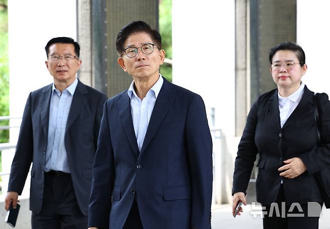 [서울=뉴시스] 최진석 기자 = 국민의힘 당대표 전당대회 출마를 선언한 김문수 전 고용노동부 장관이 30일 서울 용산 전쟁기념관을 찾아 무명용사비에 헌화를 위해 이동하고 있다. 2025.07.30. myjs@newsis.com