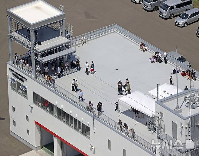 [홋카이도=AP·교도/뉴시스]30일 러시아 극동 캄차카 반도에서 강진이 발생해 일본 태평양 연안 지역들에 쓰나미 경보가 발령된 가운데, 경보가 내려진 홋카이도 무카와에서 소방서 옥상에 주민들이 대피해 있다. 2025.07.30.