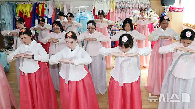 [부산=뉴시스] 하경민 기자 = '2025학년도 부경국제계절학기'에 참가한 9개국 23개 대학에서 온 외국인 학생들이 30일 부산 기장군 기장문화예절학교에서 한복을 입고 전통예절을 배우고 있다.  이번 계절학기에 참가한 외국인 학생 100여 명은 오는 8월14일까지 부경대 학생들과 함께 기숙사에서 생활하면서 한국 요리 만들기, 도자기 빚기, 서예, 박물관 견학, 해양 레포츠 실습 등 다양한 문화체험에 참여한다. 2025.07.30. yulnetphoto@newsis.com
