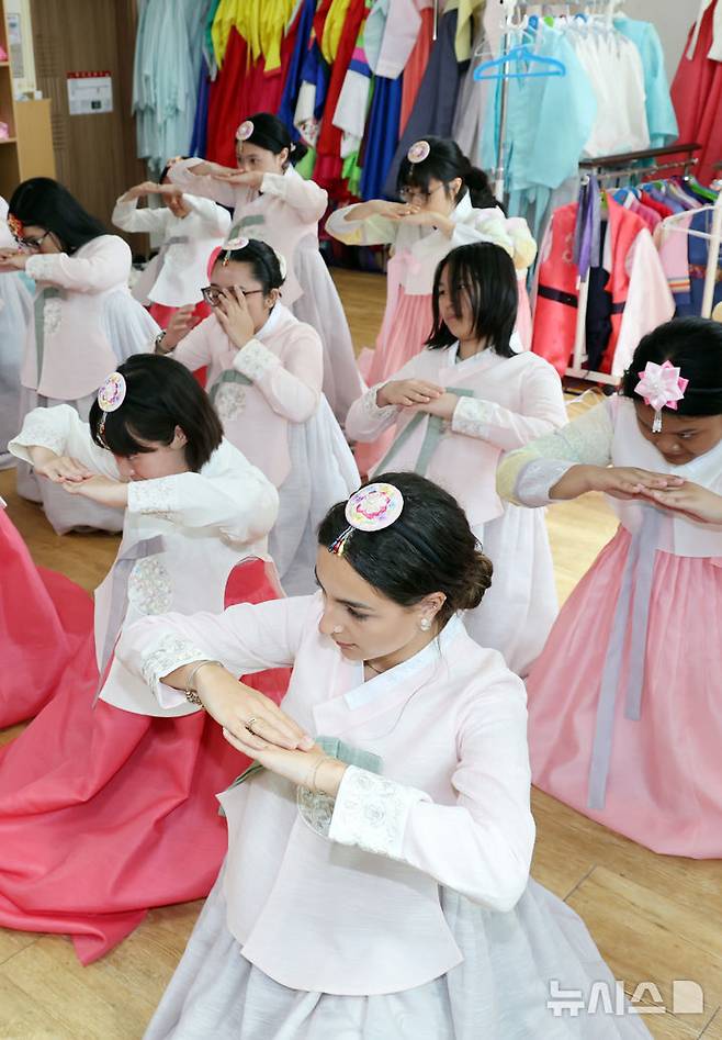 [부산=뉴시스] 하경민 기자 = '2025학년도 부경국제계절학기'에 참가한 9개국 23개 대학에서 온 외국인 학생들이 30일 부산 기장군 기장문화예절학교에서 한복을 입고 전통예절을 배우고 있다.  이번 계절학기에 참가한 외국인 학생 100여 명은 오는 8월14일까지 부경대 학생들과 함께 기숙사에서 생활하면서 한국 요리 만들기, 도자기 빚기, 서예, 박물관 견학, 해양 레포츠 실습 등 다양한 문화체험에 참여한다. 2025.07.30. yulnetphoto@newsis.com