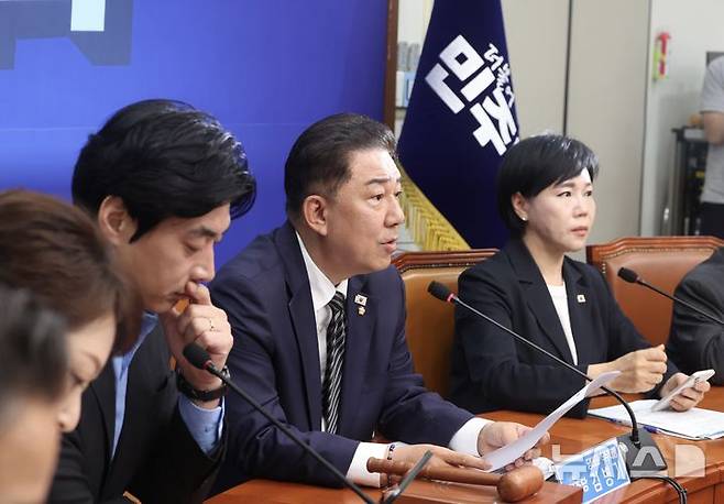 [서울=뉴시스] 조성봉 기자 = 김병기 더불어민주당 당대표 겸 원내대표가 30일 오전 서울 여의도 국회에서 열린 최고위원회의에서 발언을 하고 있다. 2025.07.30. suncho21@newsis.com