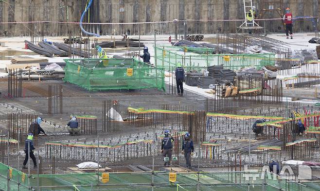 [서울=뉴시스] 김근수 기자 = 연일 폭염이 지속되는 가운데 9일 서울 시내의 건설현장 노동자들이 건축자재를 나르고 있다. 2025.07.09. ks@newsis.com