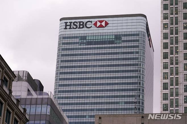 [런던=AP/뉴시스] 영국 런던 카나리 워프 금융가에 있는 유럽 최대은행 HSBC 본점. 자료사진. 2025.07.30