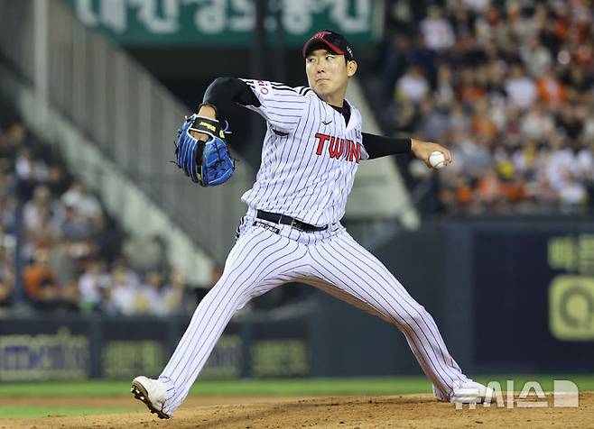 [서울=뉴시스] 김금보 기자 = 29일 서울 송파구 잠실야구장에서 열린 프로야구 2025 KBO리그 한화 이글스와 LG 트윈스의 경기, 6회초 LG 선발 손주영이 역투 하고 있다. 2025.05.29. kgb@newsis.com
