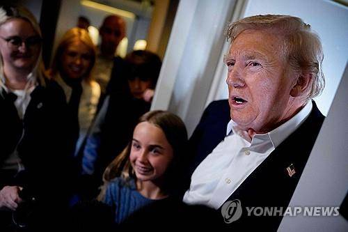 29일 에어포스원에서 발언하는 트럼프 대통령 [AFP=연합뉴스 제공]