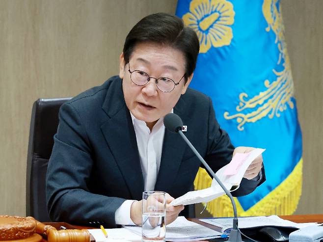 이재명 대통령이 29일 서울 용산 대통령실 청사에서 열린 국무회의에서 중대재해 근절대책 토론을 하고 있다. 연합뉴스