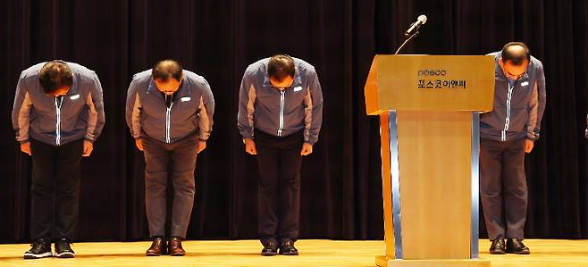 이재명 대통령이 국무회의 모두발언을 통해 포스코이앤씨의 연이은 현장 사망사고를 질타한 29일 오후 정희민 포스코이앤씨 사장이 인천 송도 본사에서 관계자들과 사과 인사하고 있다. 연합뉴스