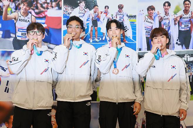 2025 라인-루르 하계 세계대학경기대회(U대회) 육상 남자 계주 400ｍ에서 금메달을 딴 서민준(사진 맨 왼쪽부터), 나마디 조엘진, 이재성, 김정윤이 29일 인천국제공항 제1여객터미널을 통해 귀국, 메달을 들고 기념 촬영하고 있다. 연합뉴스