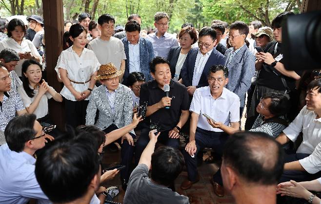 오세훈 서울시장(앞줄 가운데)이 30일 서울 양천구 목동6단지 재건축 사업 현장을 방문해 정비계획안 등 추진현황을 살핀 뒤 주민들과 간담회하고 있다. 연합뉴스