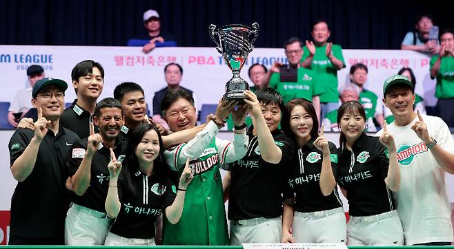 우승컵을 들고 기뻐하는 하나카드 선수단과 관계자들. PBA
