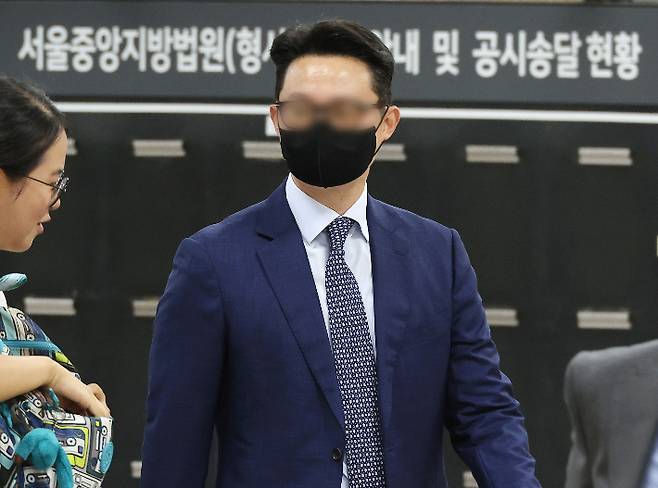 '건진법사 청탁 의혹'의 핵심 인물인 통일교 전 세계본부장 윤모 씨가 30일 영장실질심사를 위해 서울중앙지법에 출석하고 있다. 연합뉴스