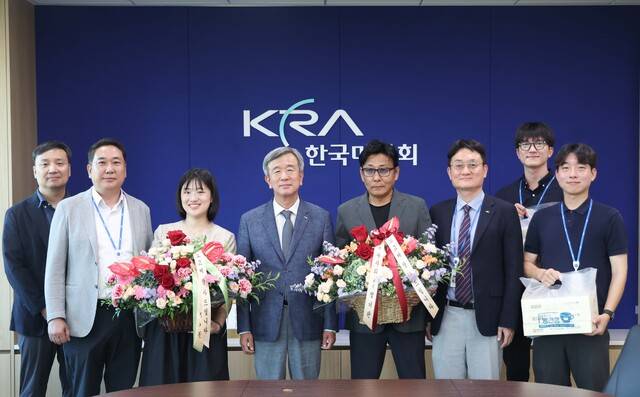 정기환 한국마사회장(왼쪽 네번째)이 25일 경기 과천 본사에서 최근 사내 익명게시판에서 칭찬받은 마사회 서울주로환경부, 한국마사회시설관리 직원에게 꽃다발을 전달하고 있다. 한국마사회