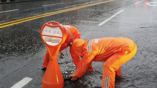 소방대원들이 맨홀 안전조치를 하고 있는 모습. 연합뉴스