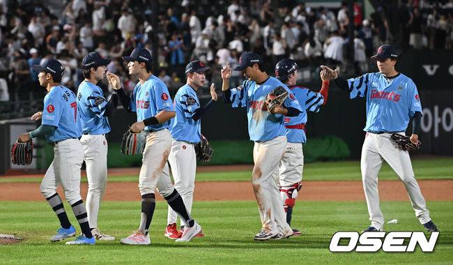 [OSEN=부산, 이석우 기자] 29일 부산 사직야구장에서 2025 신한 SOL 뱅크 KBO 리그 롯데 자이언츠와 NC 다이노스의 경기가 열렸다. 홈팀 롯데는 박세웅이, 방문팀 NC는 로건이 선발 출전했다.롯데 자이언츠 선수들이 NC 다이노스에 6-4로 승리한 후 기쁨을 나누고 있다. 2025.07.29 / foto0307@osen.co.kr