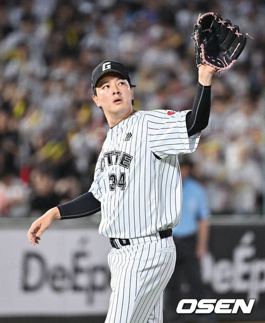 [OSEN=부산, 이석우 기자]  롯데 자이언츠 김원중 006 2025.07.27 / foto0307@osen.co.kr