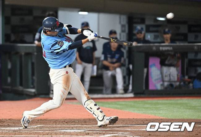 [OSEN=부산, 이석우 기자] 29일 부산 사직야구장에서 2025 신한 SOL 뱅크 KBO 리그 롯데 자이언츠와 NC 다이노스의 경기가 열렸다. 홈팀 롯데는 박세웅이, 방문팀 NC는 로건이 선발 출전했다.롯데 자이언츠 손호영이 6회말 무사 1루 좌월 2점 홈런을 치고 있다. 2025.07.29 / foto0307@osen.co.kr