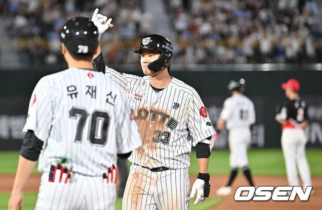 [OSEN=부산, 이석우 기자] 25일 부산 사직야구장에서 2025 신한 SOL 뱅크 KBO 리그 롯데 자이언츠와 KIA 타이거즈의 경기가 열렸다. 홈팀 롯데는 데이비슨이, 방문팀 KIA는 김건국이 선발 출전했다.롯데 자이언츠 손호영이 6회말 무사 1루 좌익수 앞 안타를 치고 세리머니를 하고 있다. 2025.07.25 / foto0307@osen.co.kr