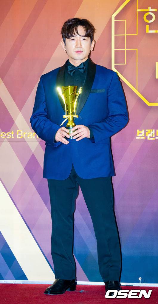 [OSEN=민경훈 기자] ‘2024 대한민국 베스트브랜드 어워즈-대한민국 한류연예대상’ 포토월 행사가 &nbsp;22일 오후 서울 영등포구 여의도동 국회의원회관 대회의실에서 열렸다.한편,&nbsp;2024&nbsp;대한민국 베스트브랜드 어워드’는 소비자들로부터 사랑과 신뢰를 받는 스타,&nbsp;브랜드,&nbsp;인플루언서 등이 한자리에 모이는 대규모 시상식이다.가수 이민우가 입장하며 포즈를 취하고 있다. 2024.12.22 / rumi@osen.co.kr