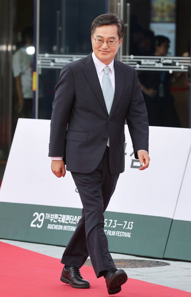 ▲김동연 경기도지사가 3일 경기도 부천시청 잔디광장에서 열린 제29회 부천국제판타스틱영화제(BIFAN) 개막식에 앞서 레드카펫을 걷고 있다. ⓒ연합뉴스