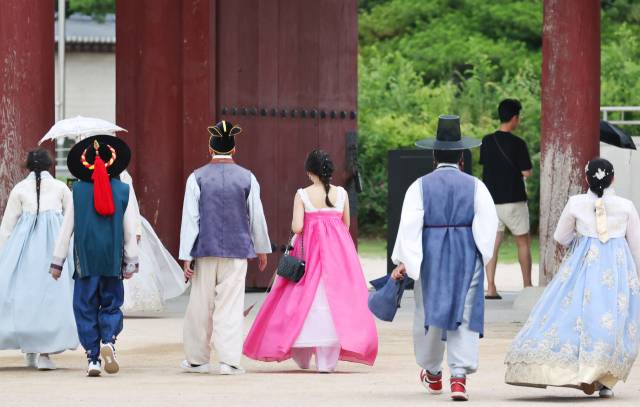 ▲무더운 날씨에 한복을 입고 서울 종로구 경복궁을 관람하고 있는 외국인 관광객들. ⓒ연합뉴스