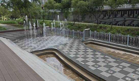 ▲미제천 수경시설 바닥분수 운영ⓒ군산시