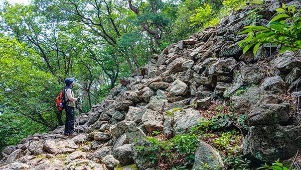 난봉산성 석축지대.