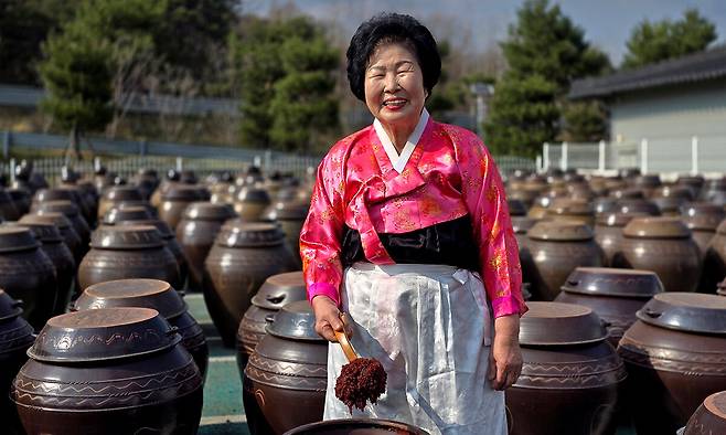 대한민국 식품명인 제64호 강순옥 순창장본가 전통식품 대표가 전북 순창군 순창읍 백산리 순창전통고추장 민속마을에서 포즈를 취하고 있다. 강 대표는 ‘한국의 장 담그기 문화’가 유네스코 인류무형유산에 등재된 것을 계기로 ‘순창 코리아 떡볶이페스타’ 등을 통해 순창고추장을 알리는 데 적극 나서고 있다. 순창=최현태 선임기자