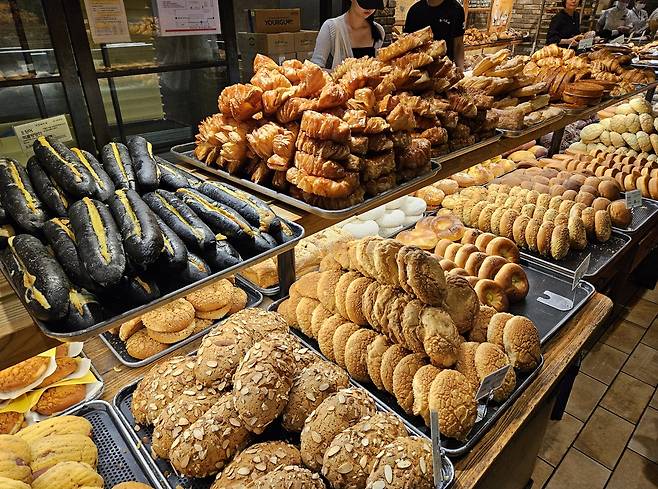 대전 동구 ‘성심당 대전역점’에 진열된 빵 제품들. 김수연 기자