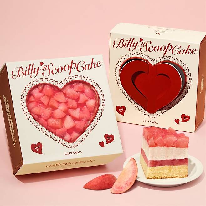 케이크 브랜드 빌리엔젤이 새롭게 선보인 ‘떠먹는 쿠키앤크림 스쿱 케이크’와 ‘떠먹는 복숭아 요거트 스쿱’ 케이크. 빌리엔젤 제공