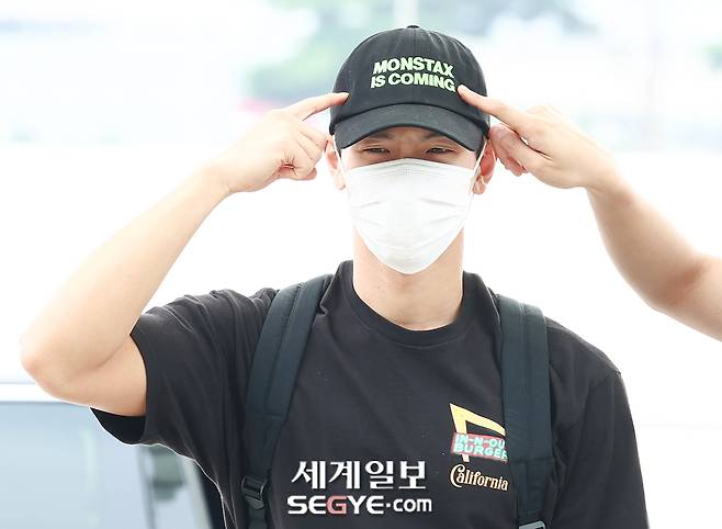 몬스타엑스 셔누(SHOWNU)가 30일 해외 일정 차 인천국제공항을 통해 미국 LA로 출국하기 전 취재진을 향해 포즈를 취하고 있다.&nbsp;한윤종 기자