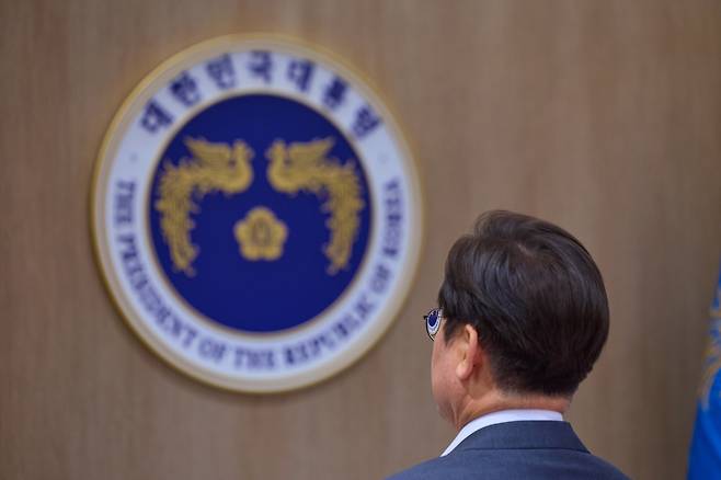 대통령실은 이재명 대통령이 29일 서울 용산 대통령실 청사에서 열린 국무회의에 참석해 국기에 경례하는 모습을 30일 SNS에 공개했다.&nbsp; &nbsp;&nbsp;이재명 대통령 SNS.