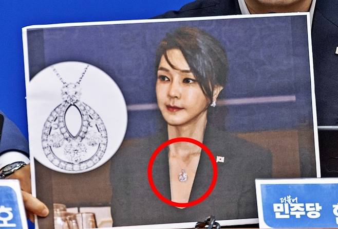 한준호 더불어민주당 최고위원이 28일 국회에서 열린 최고위원회의에서 김건희 특검 압수수색 도중 발견된 ‘김건희 목걸이’ 관련 발언을 하고 있다. 2025.7.28 연합뉴스