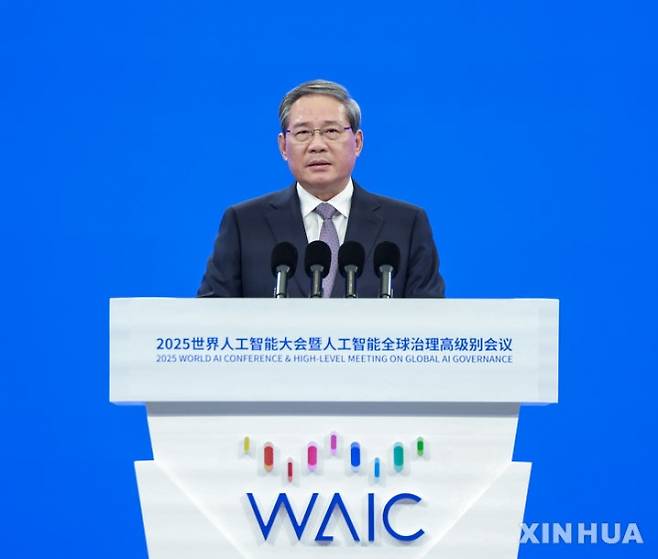 리창 중국 총리가 지난 26일 상하이에서 열린 ‘세계인공지능대회’(WAIC) 개막식에서 연설하고 있다.  상하이 신화 뉴시스