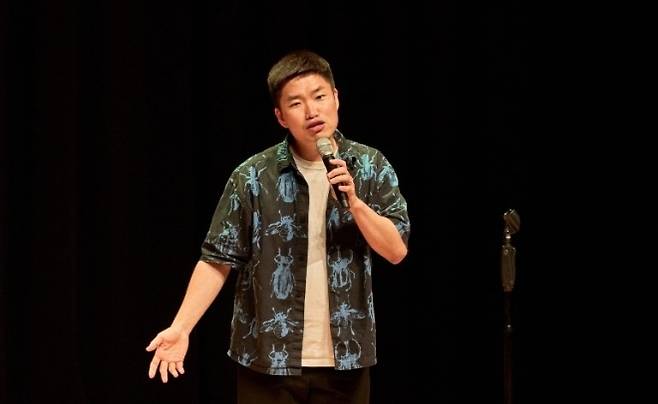 지난 7월 5일 스탠드업 코미디언 박철현(33)씨가 대전 중구 대전평생학습관 어울림홀에서 열린 ‘2025 김동하 Stand-up Tour’ 공연에서 무대를 이어가고 있다.