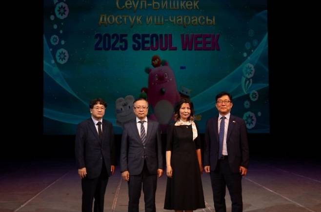 지난 28일 열린 ‘서울시-비슈케크 교류 기념공연’에서 아이수루 의원이 참석자들과 기념 촬영을 하고 있다.