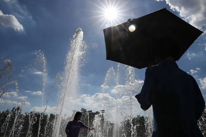 지난 28일 대구 동구 율하체육공원을 찾은 시민들이 바닥분수에서 더위를 식히고 있다. 2025.7.28 뉴스1
