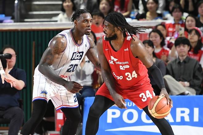 부산 KCC 시절 라건아가 2024년 4월 4일 서울 잠실학생체육관에서 열린 2023~24 6강 플레이오프 1차전 서울 SK와의 원정 경기에서 자밀 워니를 막고 있다. KBL 제공