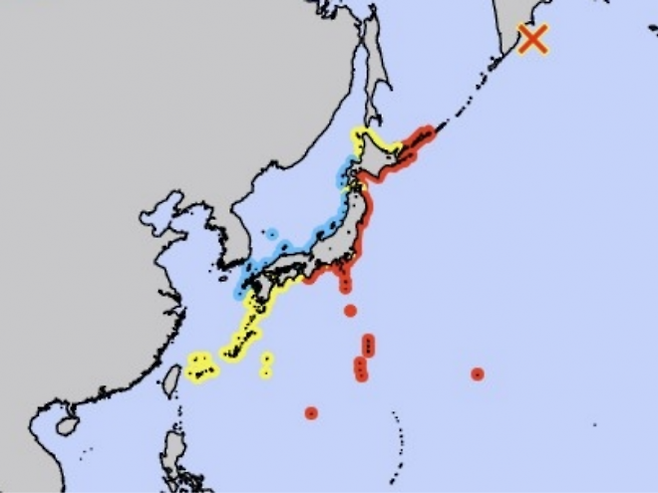 30일(현지시간) 러시아 캄차카반도 동쪽 바다에서 규모 8.7 지진이 발생한 가운데 일본은 태평양 연안 지역에 쓰나미 주의보를 내렸다. 일본 기상청이 올린 관련 지도에 쓰나미 경보(빨간색)와 주의보(노란색) 지역이 표시돼 이다. 독도는 파란색으로 칠해져 있어 일본 영토로 표시한 것을 알 수 있다. 일본 기상청 홈페이지 캡처