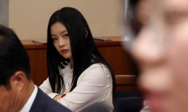 그룹 뉴진스(NewJeans)의 하니가 지난해 10월 15일 서울 여의도 국회 환경노동위원회에서 열린 경제사회노동위원회, 중앙노동위원회, 최저임금위원회 등에 대한 국정감사에 출석해 김주영 어도어 대표의 발언을 듣고 있다. 뉴스1