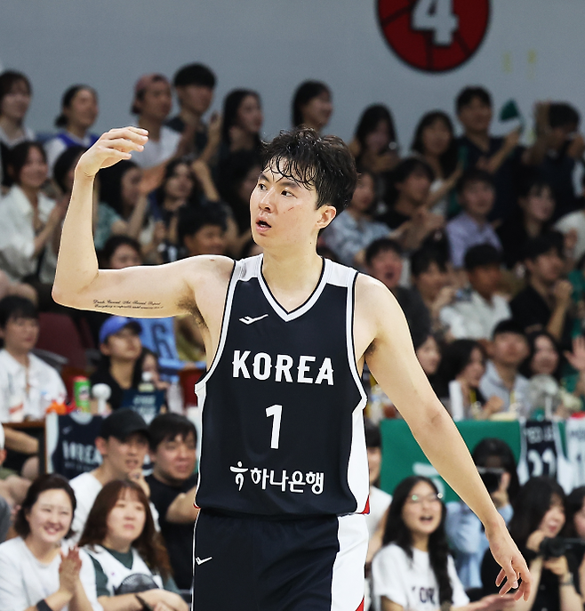 한국 농구 국가대표 이현중이 13일 안양 정관장아레나에서 열린 2025 평가전 일본과의 홈 경기에서 관중들의 함성을 유도하고 있다. 연합뉴스