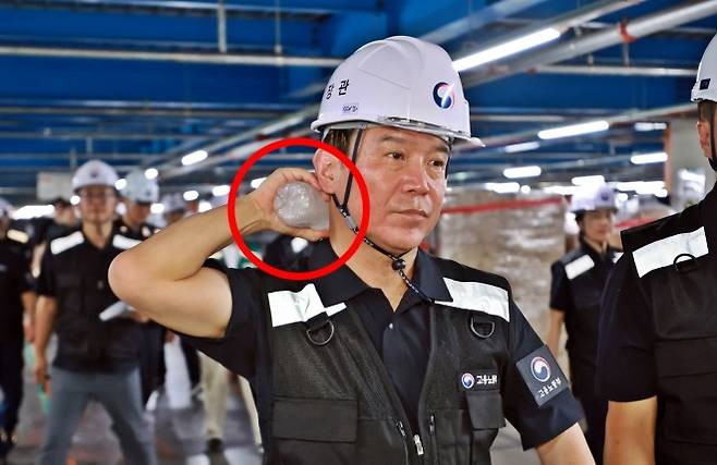 김영훈 고용노동부 장관이 30일 경기 화성시 쿠팡 동탄물류센터를 찾아 폭염 속 노동자 작업 및 휴식 환경 점검을 하고 있다. 2025.7.30 고용노동부 제공