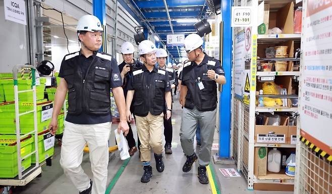 김영훈 고용노동부 장관이 30일 경기 화성시 쿠팡 동탄물류센터를 불시 방문, 폭염 속 노동자들의 작업 및 휴식 환경을 점검하고 있다. 2025.7.30 고용노동부 제공