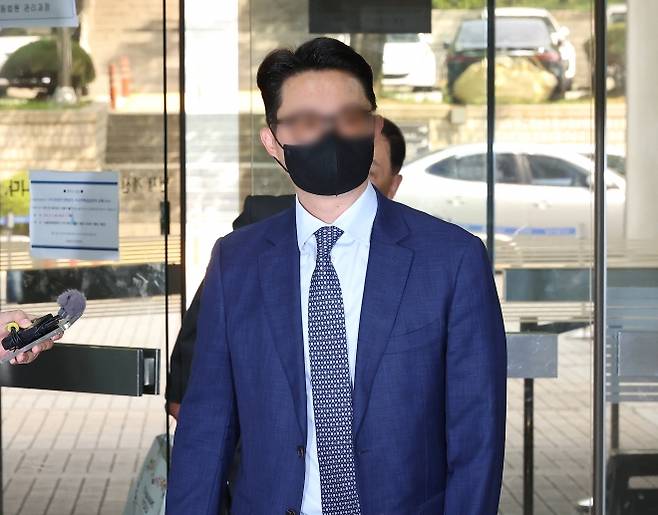 ‘건진법사 청탁 의혹’의 핵심 인물인 통일교 전 세계본부장 윤모 씨가 30일 영장실질심사를 위해 서울중앙지법에 출석하고 있다. 2025.7.30. 연합뉴스